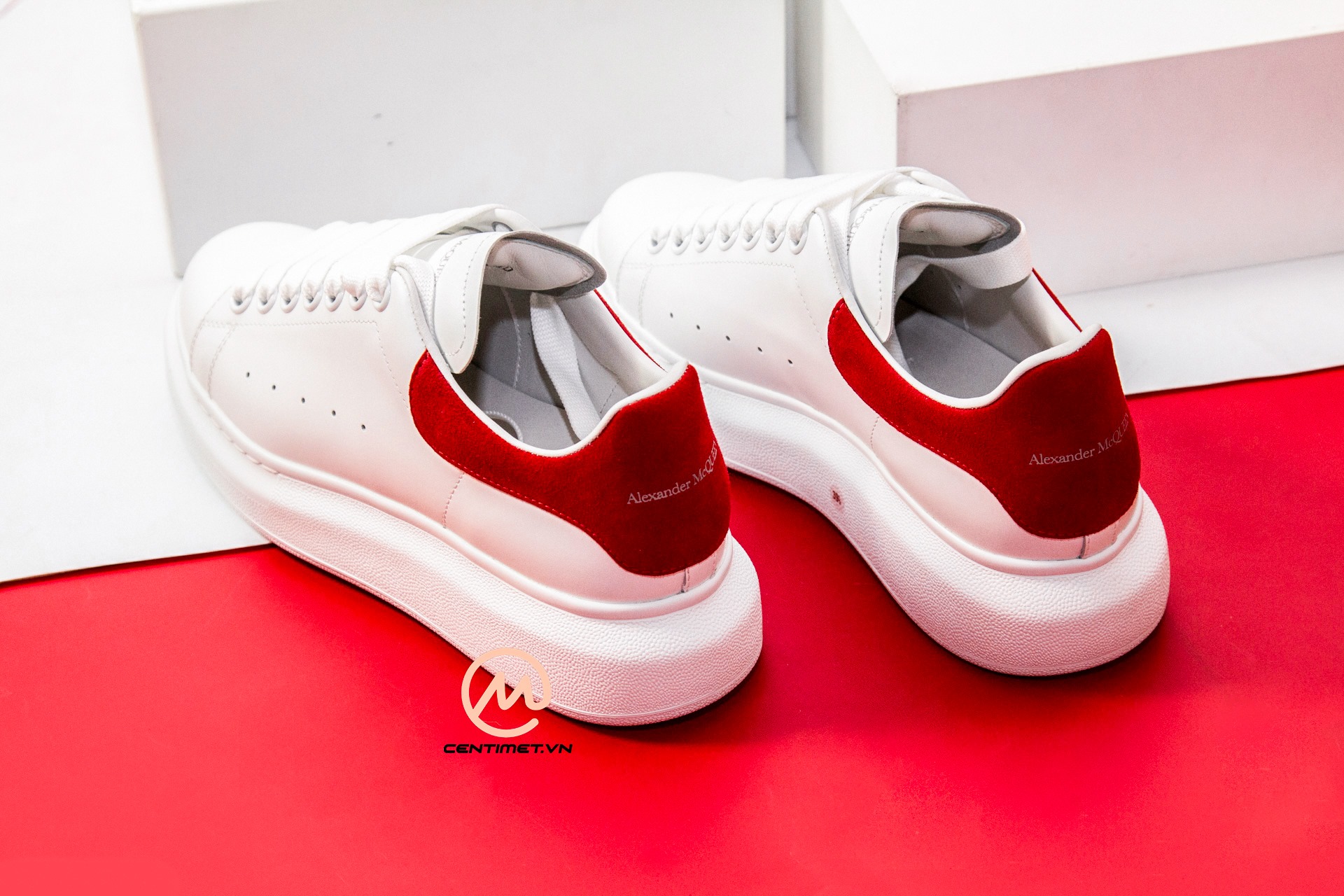 Giày Alexander McQueen Red Suede Oversized Sneaker - Centimet.vn