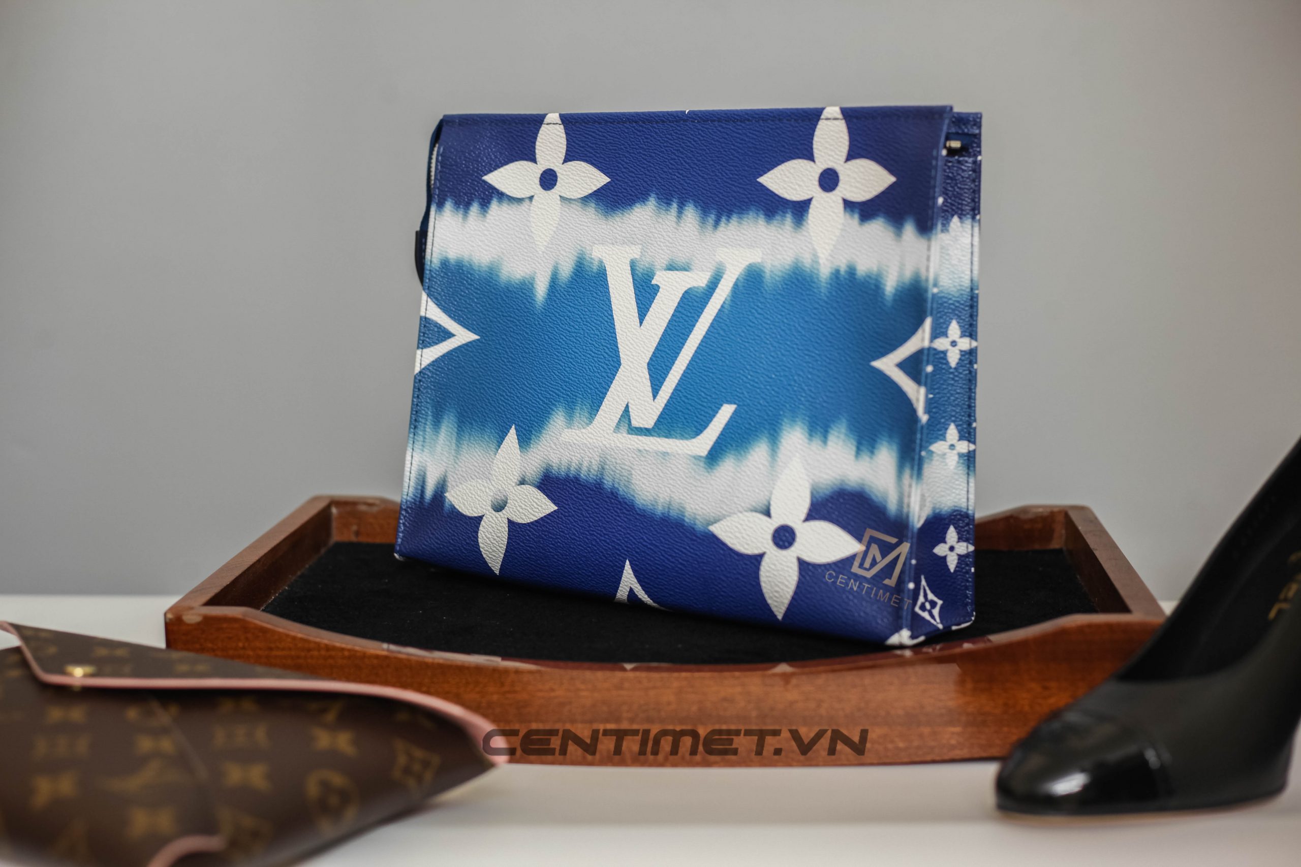 Review] Túi xách Louis Vuitton Escale Poche Toilette 26 - bản tình ca mùa  hè trên tay 