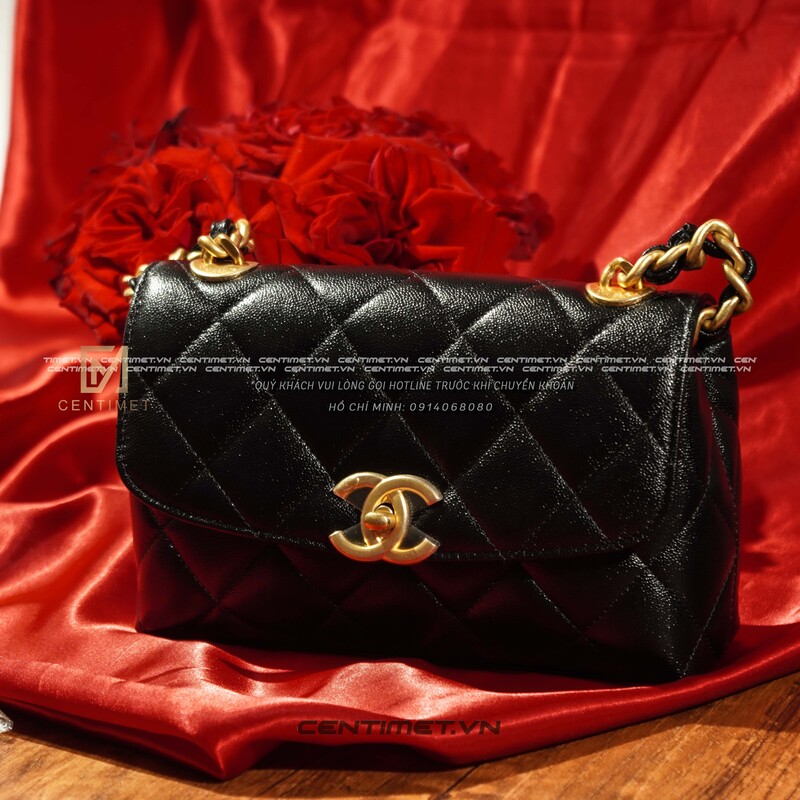 Túi Chanel màu đen nắp gập khoá xoay đặc trưng 