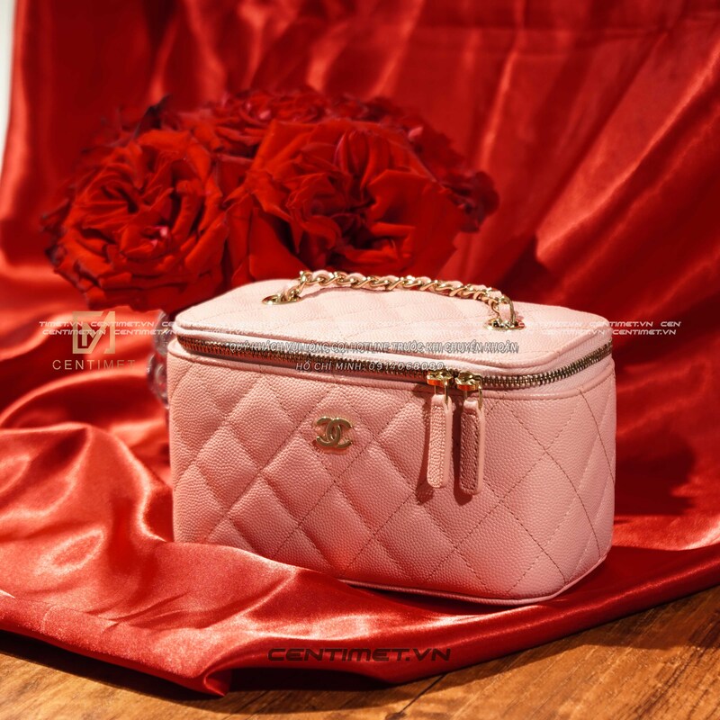 Túi xách màu hồng, khoá kéo chắc chắn ở miệng túi đến từ nhà mốt Chanel 