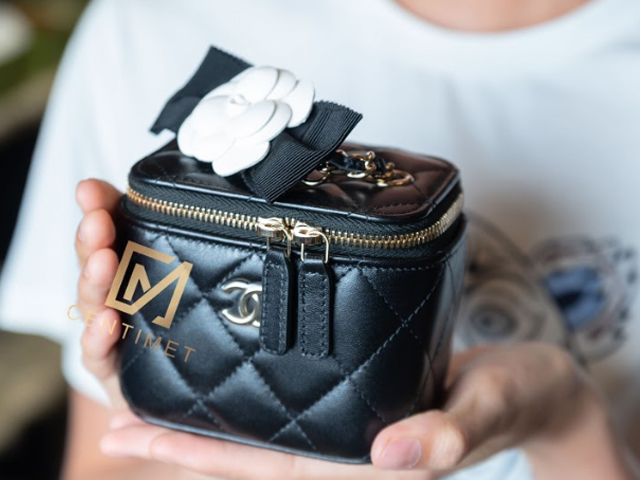 Đánh giá] Chanel Vanity Mini Camellia - mẫu túi bắt trend nhưng vẫn giữ  đúng tinh thần của nhà Chanel 